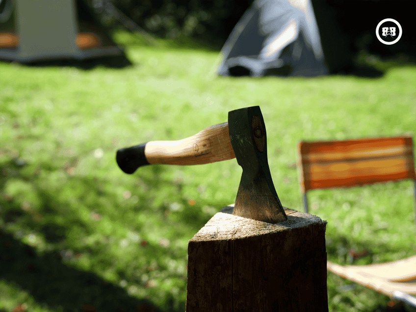 Een bijl in hout