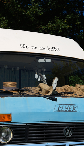 Een oude camper staat op het veld de Karavaan