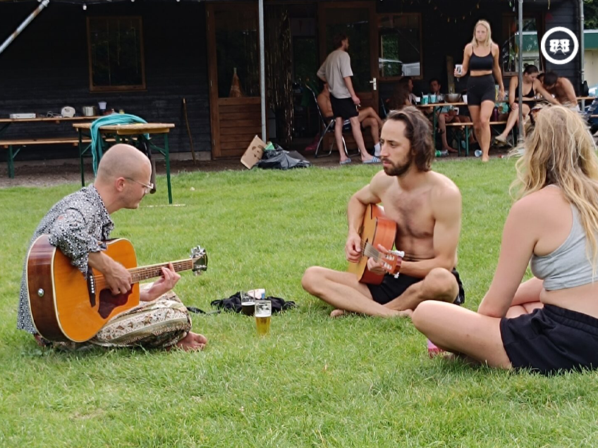 Enkele vakantiegangers genieten van de sfeer en de muziek