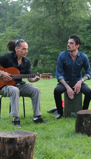 Bezoekers zijn samen muziek aan het maken