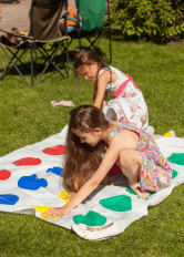 Kinderen spelen twister tijdens de vakantie