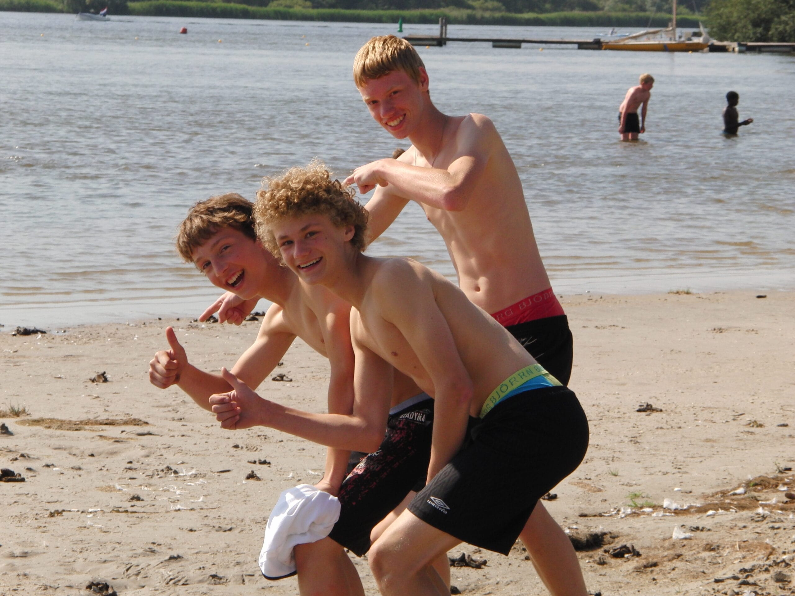 Sport en spel op het strand nabij onze camping