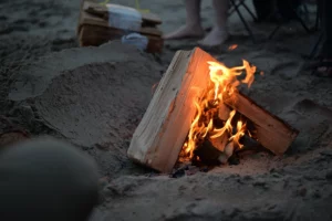Kampvuur waar de kampeerders in de avond van kunnen genieten