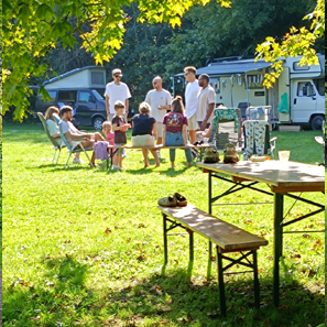 Een groep vrienden is vakantie aan het vieren