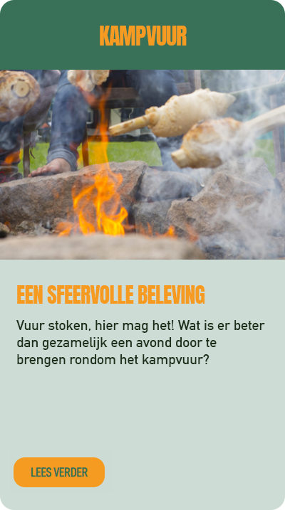 Rondom het kampvuur zitten tijdens het kamperen